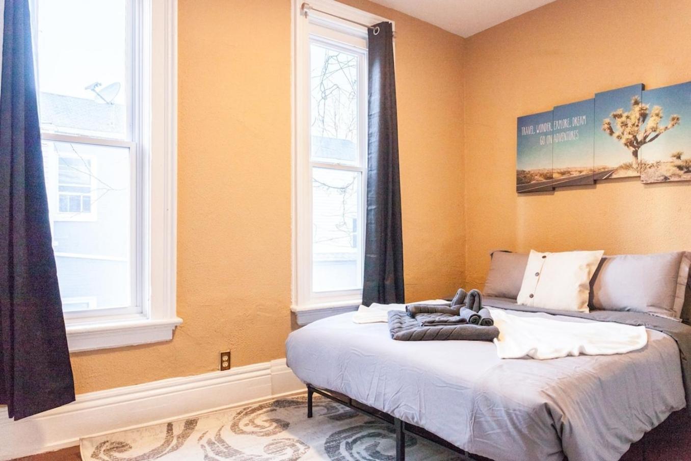 Cozy 2bed W Queenbed-wi-fi,downtown-modern-bills Holiday home *